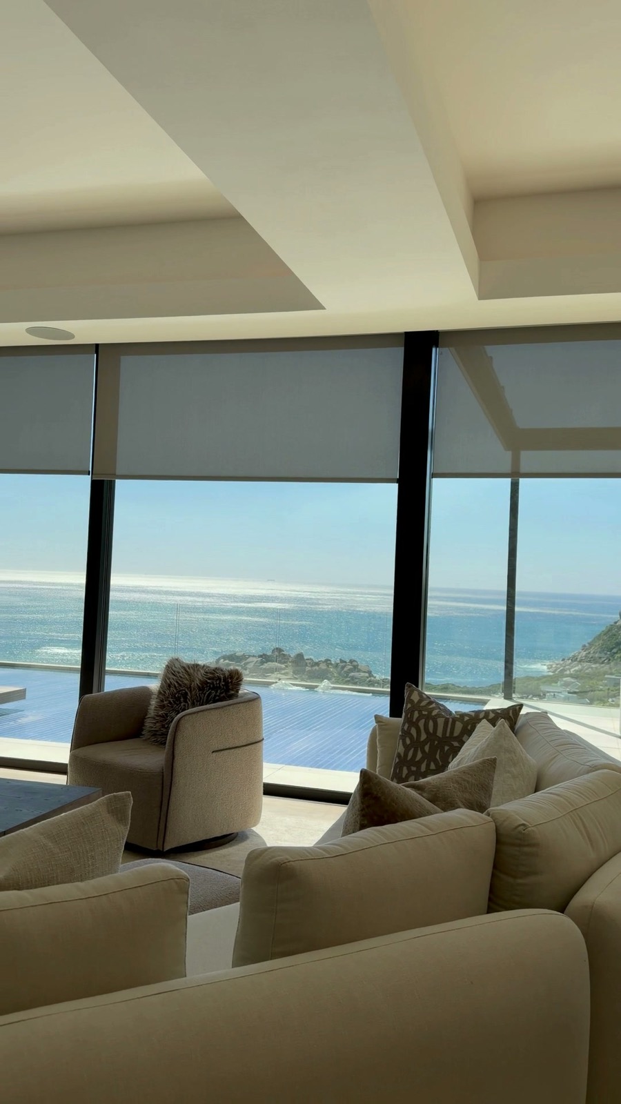 Motorised screens · sea view